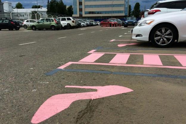 Un parking ruso con un zapato de tacón rosa para señalizar las plazas. :: R. C.