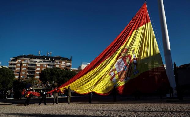 Izado de bandera en la plaza de Colón.