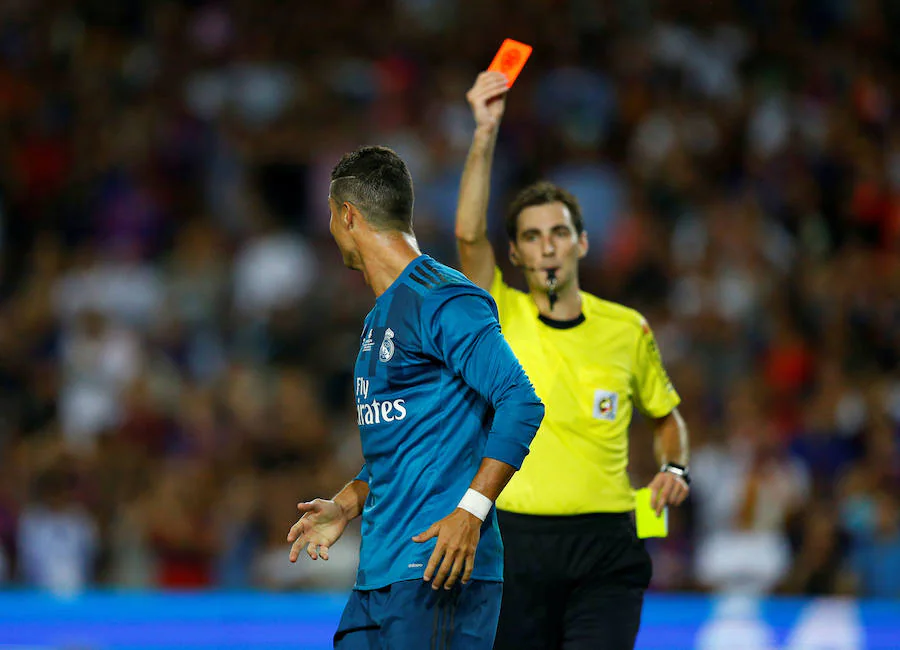Cristiano, siendo expulsado en la ida de la Supercopa de España por simular una falta.