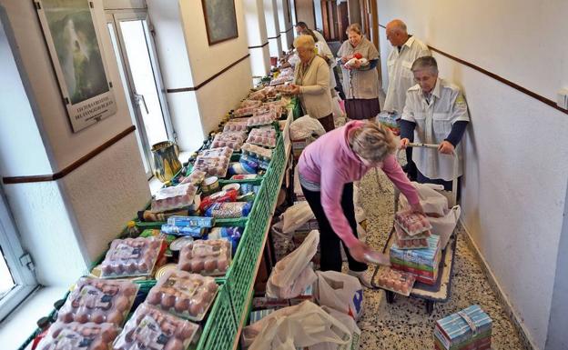Las bibliotecas de Bezana anularán sanciones a cambio de alimentos