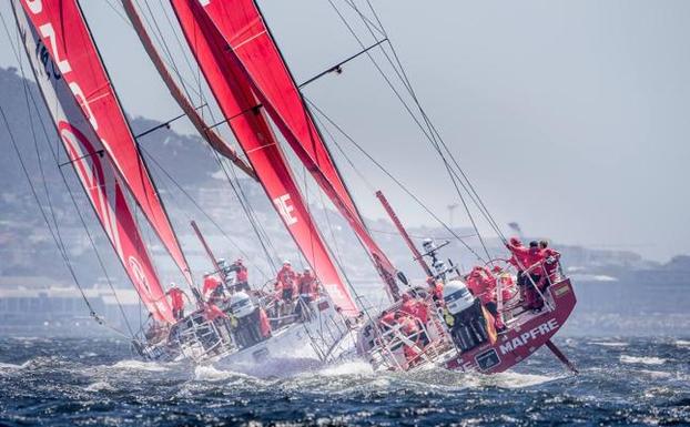 El ‘Mapfre’, detrás de los chinos del ‘Dongfeng’, el único barco que superó al español en la regata en puerto de Ciudad del Cabo. 