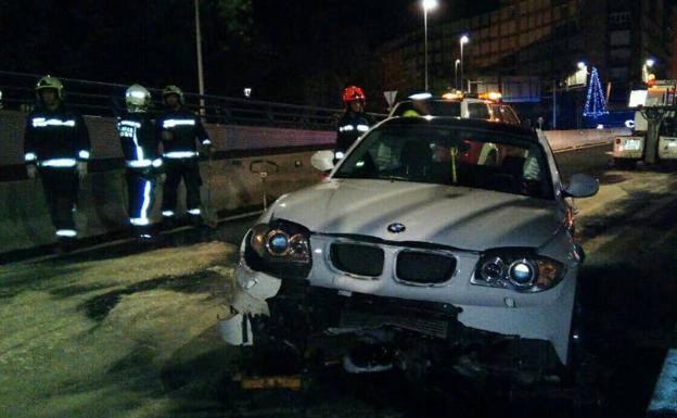 El coche sufrió serios daños tras el impacto.