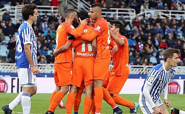 El Málaga también le gana a la Real en Anoeta y deja de ser colista
