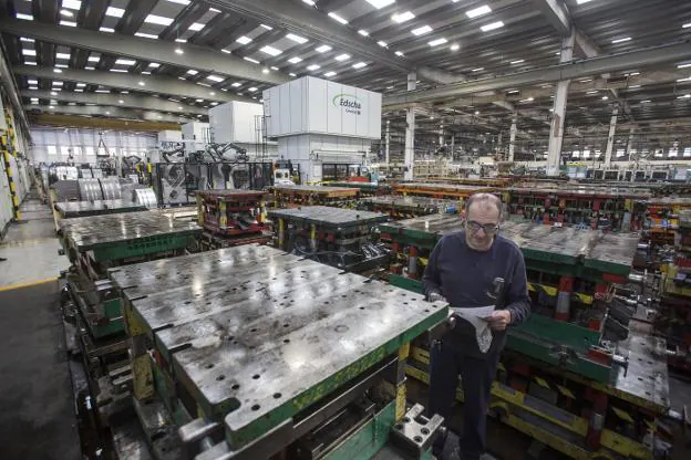 La fábrica de Guarnizo lanza casi 6 millones de productos al mes entre bisagras, frenos de mano, soporte de ruedas, etc.Máquinas y empleados, en perfecta unión.