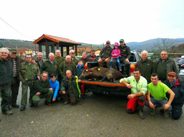 Componentes de la cuadrilla 23, que dirige Romanín Varela, de Los Corrales, con tres jabalíes abatidos en La Bacera. 