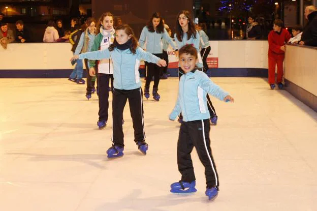 Un grupo de niños disfruta de la pista de hielo que se instaló en La Llama en 2012