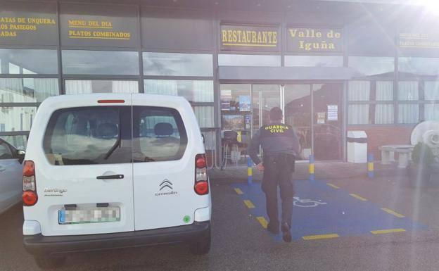 Un Guardia Civil, en la entrada del restaurante de la gasolinera donde ha producido el atraco.