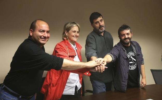 Marcelo Campos (Ganemos), Esther Bolado (PSOE), Héctor Lavín (PRC) y Jorge Crespo (IU), tras firmar el acuerdo para gobernar Camargo. 