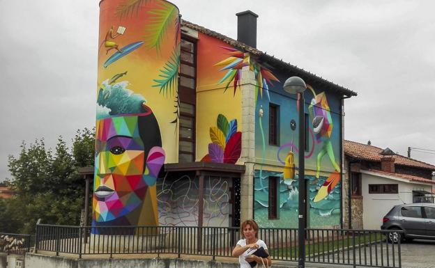 Mural de Okuda en Somo. Una intervención fruto de la iniciativa colectiva celebrada el pasado verano bajo el epígrafe Frehs Wall Somo.