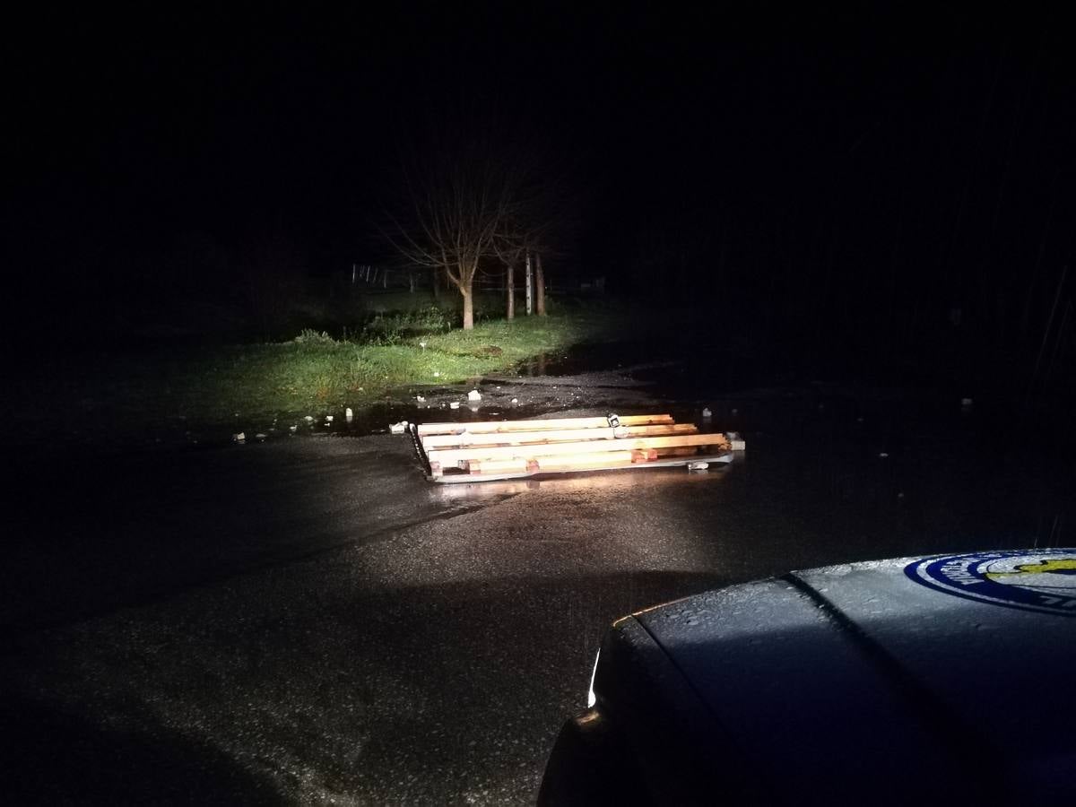 En Ramales voló el tejado de las taquillas del campo municipal de fútbol y voló también la cubierta de una nave de una fábrica de queso