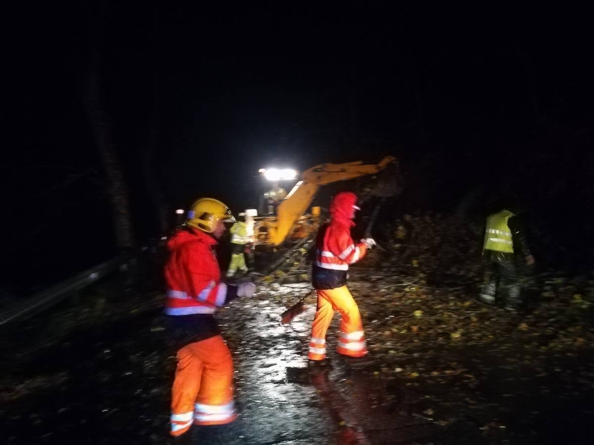 En Ramales voló el tejado de las taquillas del campo municipal de fútbol y voló también la cubierta de una nave de una fábrica de queso