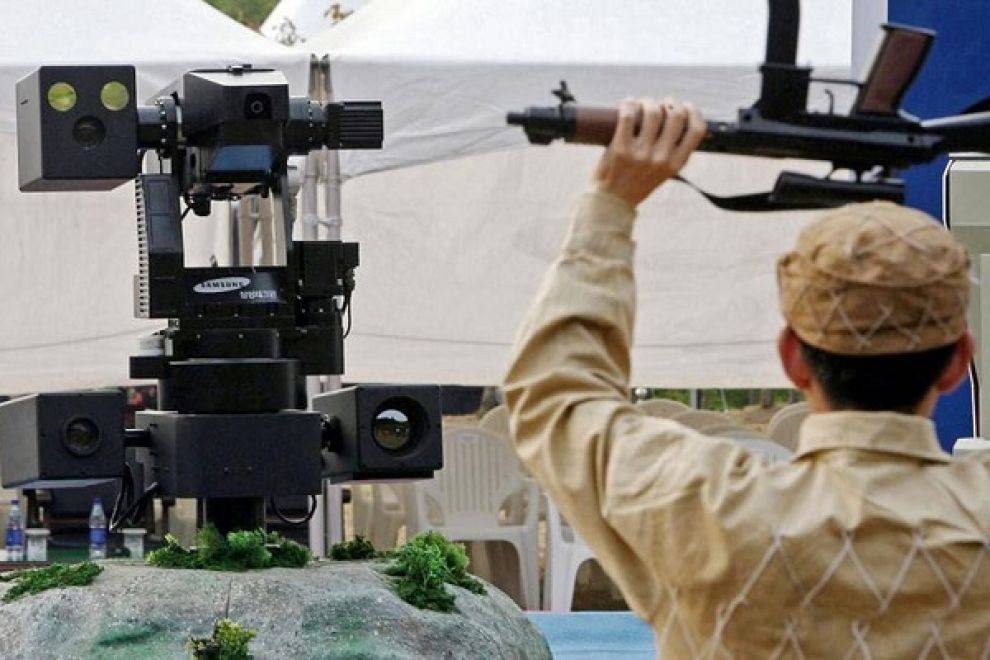 Un soldado de Corea del Sur realiza una demostración ante un robot de la frontera. 