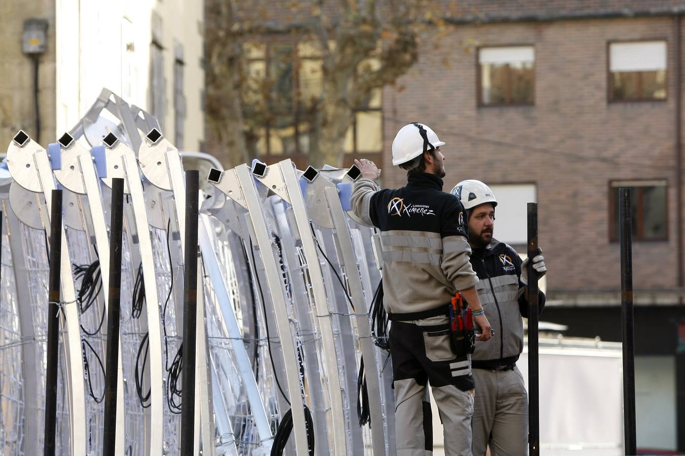 Un equipo de nueve personas comienza la instalación del polémico espectáculo navideñode luz y de sonido 