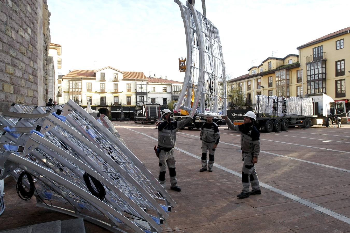 Un equipo de nueve personas comienza la instalación del polémico espectáculo navideñode luz y de sonido 