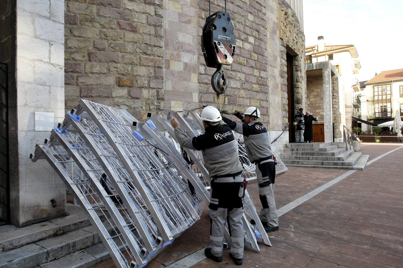 Un equipo de nueve personas comienza la instalación del polémico espectáculo navideñode luz y de sonido 