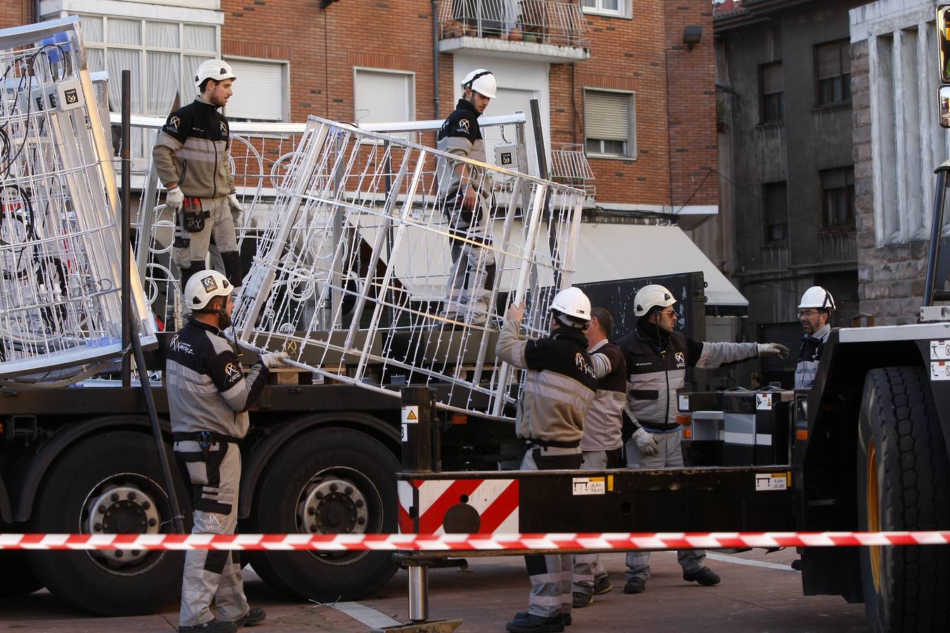 Un equipo de nueve personas comienza la instalación del polémico espectáculo navideñode luz y de sonido 