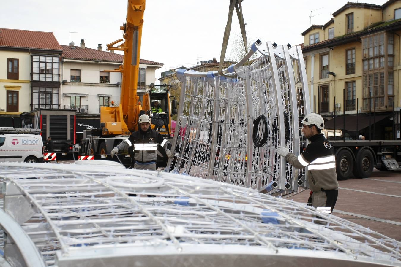 Un equipo de nueve personas comienza la instalación del polémico espectáculo navideñode luz y de sonido 