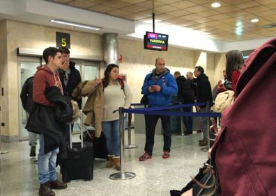 Imagen secundaria 1 - Imágenes de anoche en el aeropuerto de Santander y, ya a la una de la madrugada, haciendo cola en el hotel Santemar.