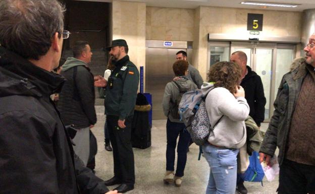 Imagen principal - Imágenes de anoche en el aeropuerto de Santander y, ya a la una de la madrugada, haciendo cola en el hotel Santemar.