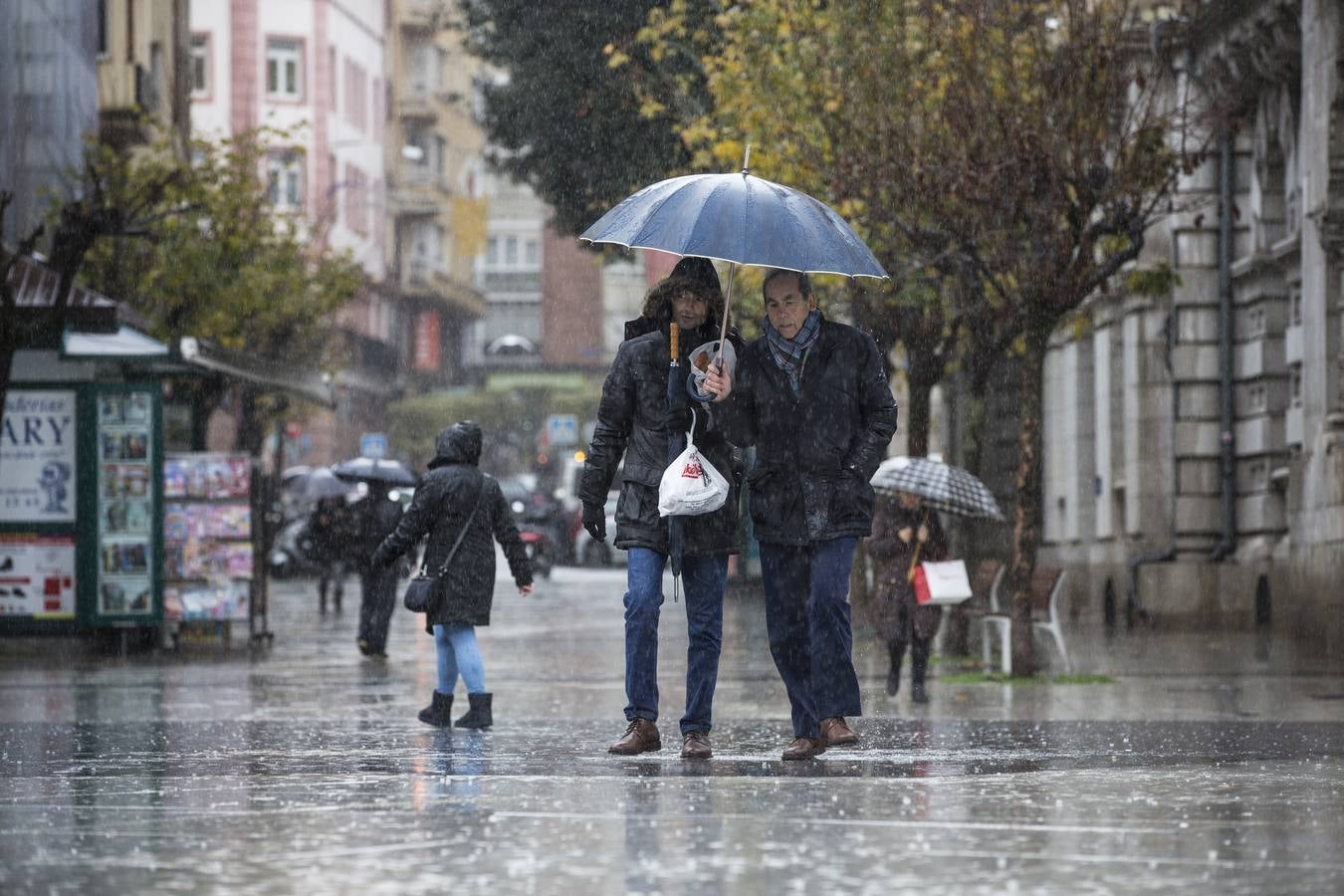 Santander continúa, este martes, a la cabeza de las ciudades españolas donde más ha llovido en lo que va de jornada, al sumar hasta las cuatro y media de la tarde 43.2 mm de precipitación acumulada.