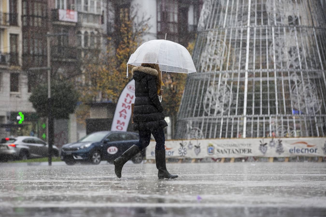 Santander continúa, este martes, a la cabeza de las ciudades españolas donde más ha llovido en lo que va de jornada, al sumar hasta las cuatro y media de la tarde 43.2 mm de precipitación acumulada.