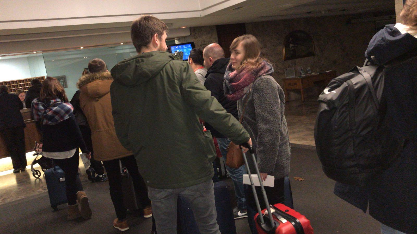 La tensa espera de los pasajeros afectados por la odisea del vuelo Santander-Varsovia