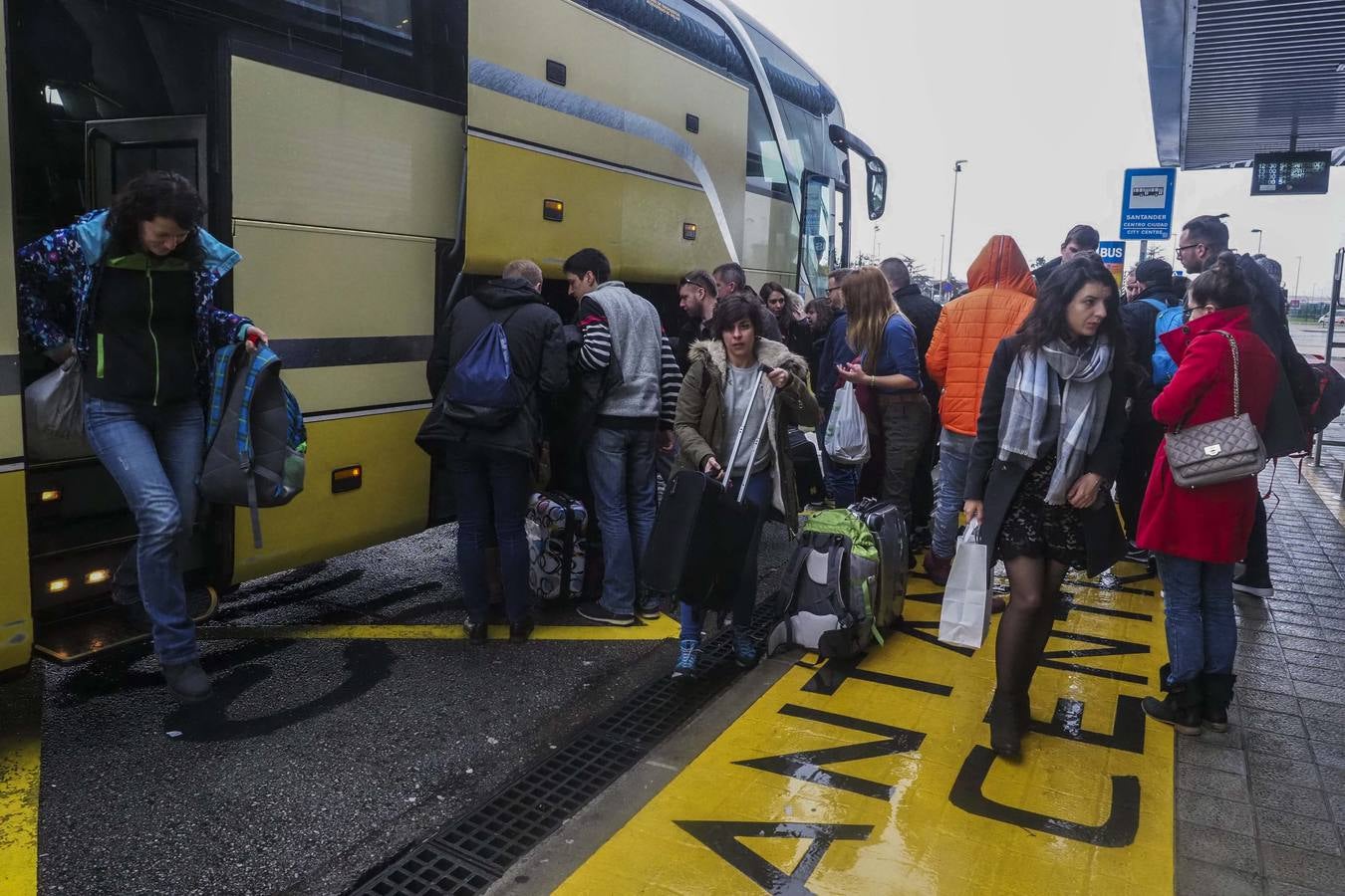 La tensa espera de los pasajeros afectados por la odisea del vuelo Santander-Varsovia