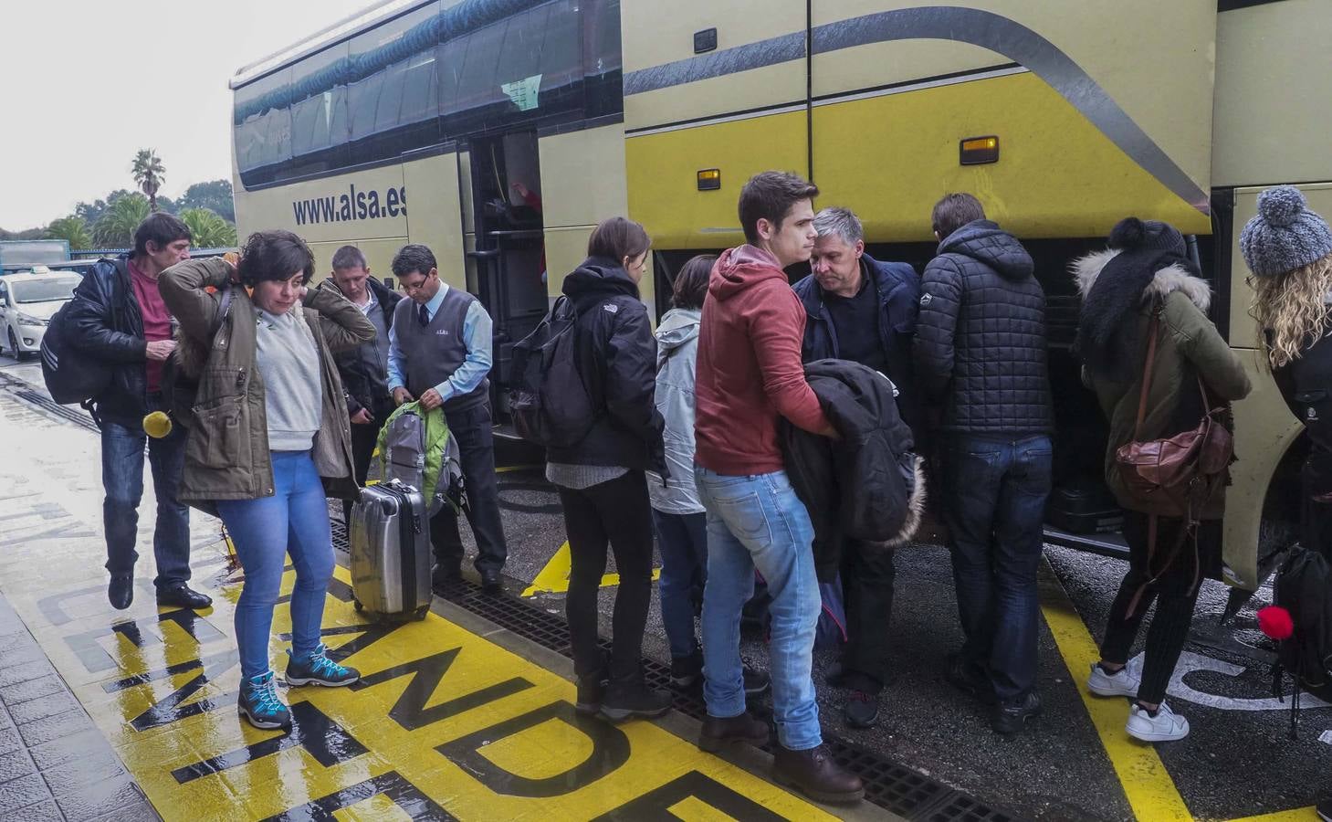 La tensa espera de los pasajeros afectados por la odisea del vuelo Santander-Varsovia