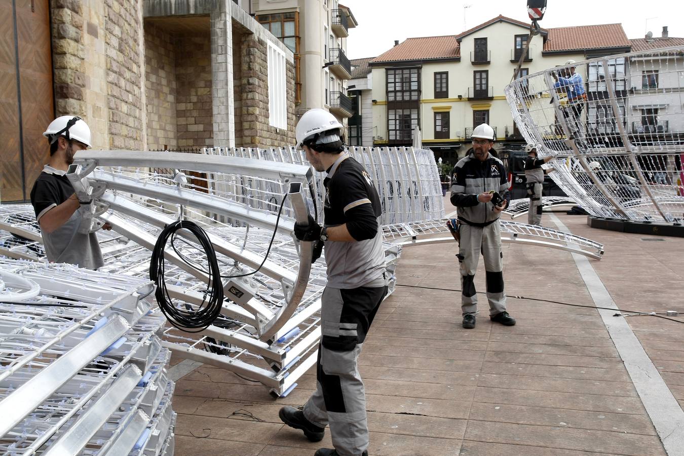 Un equipo de nueve personas se encarga de la instalación del polémico espectáculo navideñode luz y de sonido 