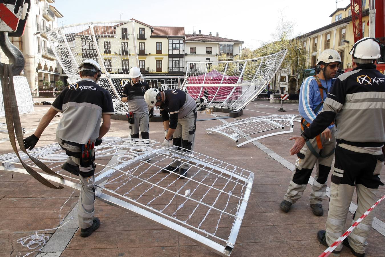 Un equipo de nueve personas se encarga de la instalación del polémico espectáculo navideñode luz y de sonido 