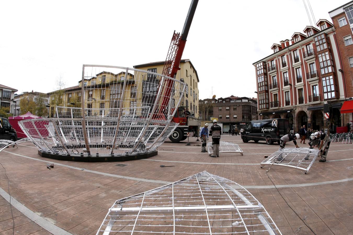 Un equipo de nueve personas se encarga de la instalación del polémico espectáculo navideñode luz y de sonido 