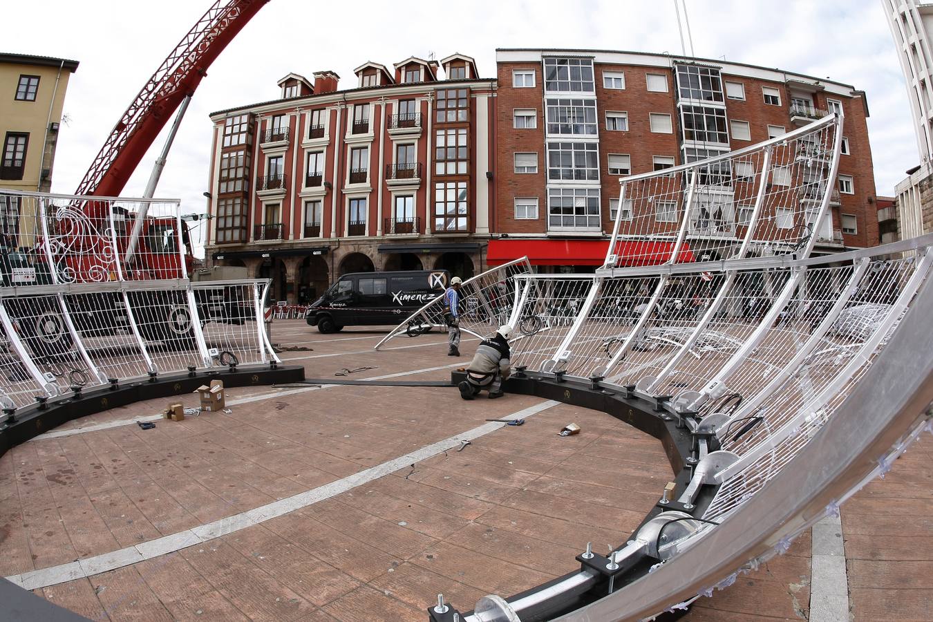 Un equipo de nueve personas se encarga de la instalación del polémico espectáculo navideñode luz y de sonido 