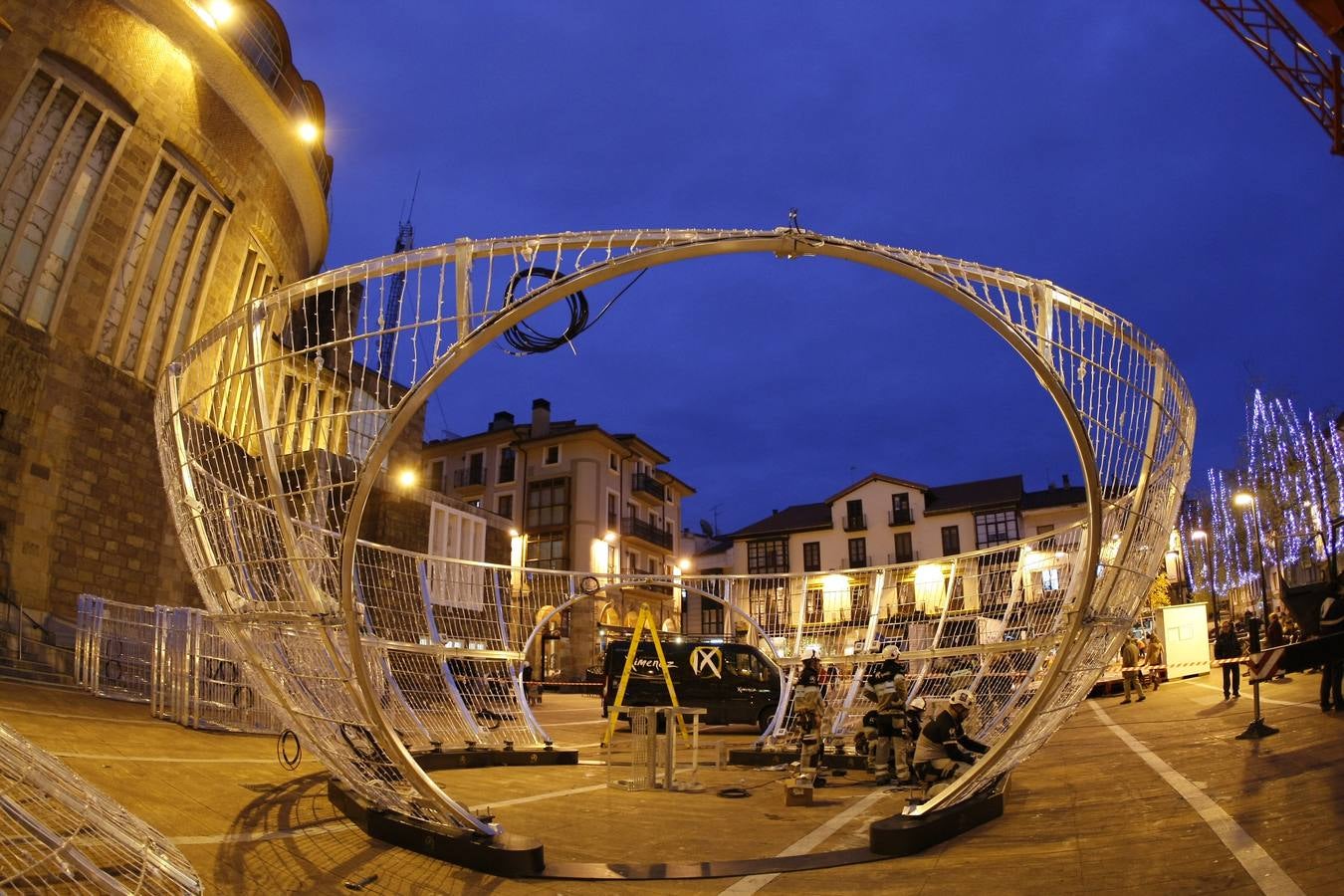 Un equipo de nueve personas se encarga de la instalación del polémico espectáculo navideñode luz y de sonido 