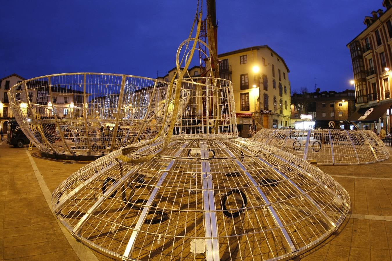 Un equipo de nueve personas se encarga de la instalación del polémico espectáculo navideñode luz y de sonido 