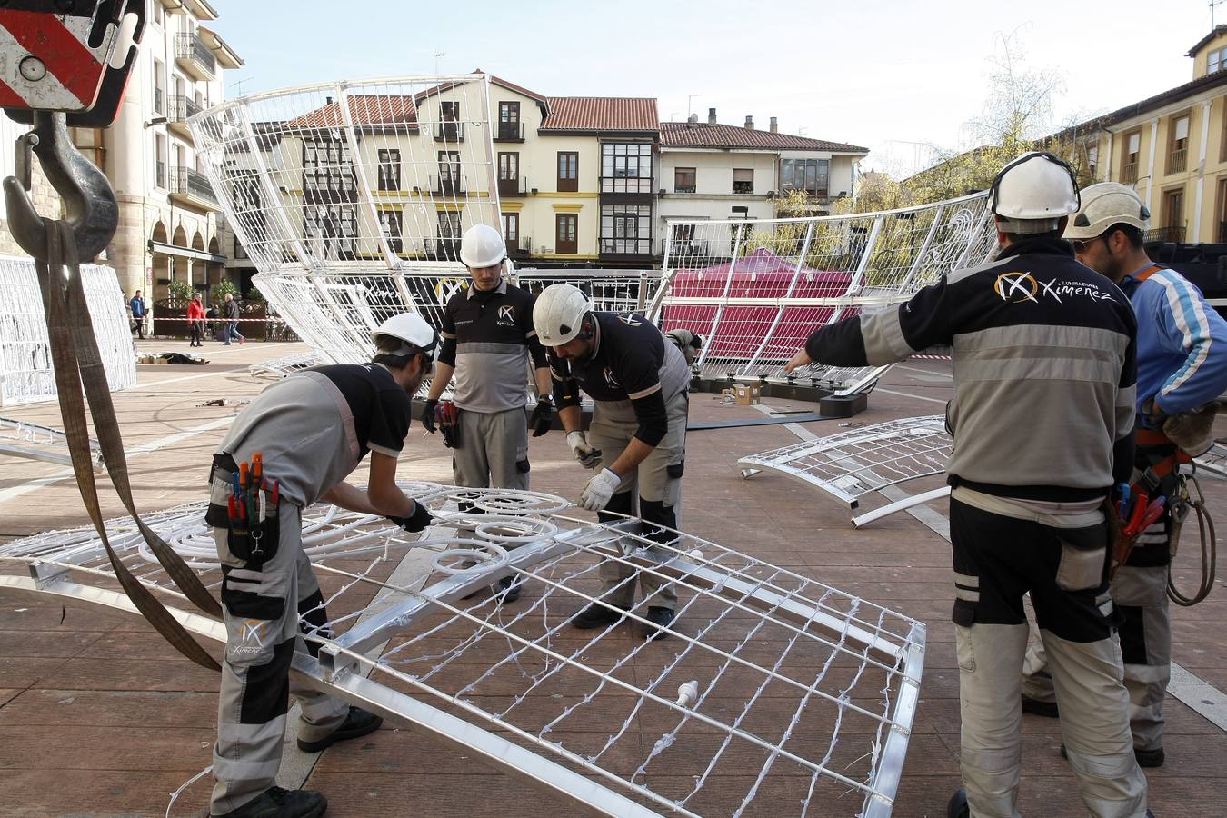 Un equipo de nueve personas se encarga de la instalación del polémico espectáculo navideñode luz y de sonido 