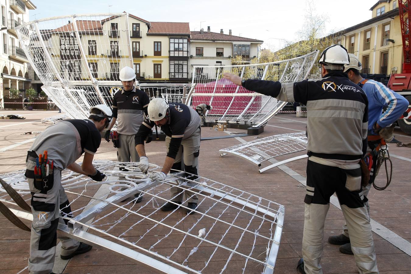 Un equipo de nueve personas se encarga de la instalación del polémico espectáculo navideñode luz y de sonido 