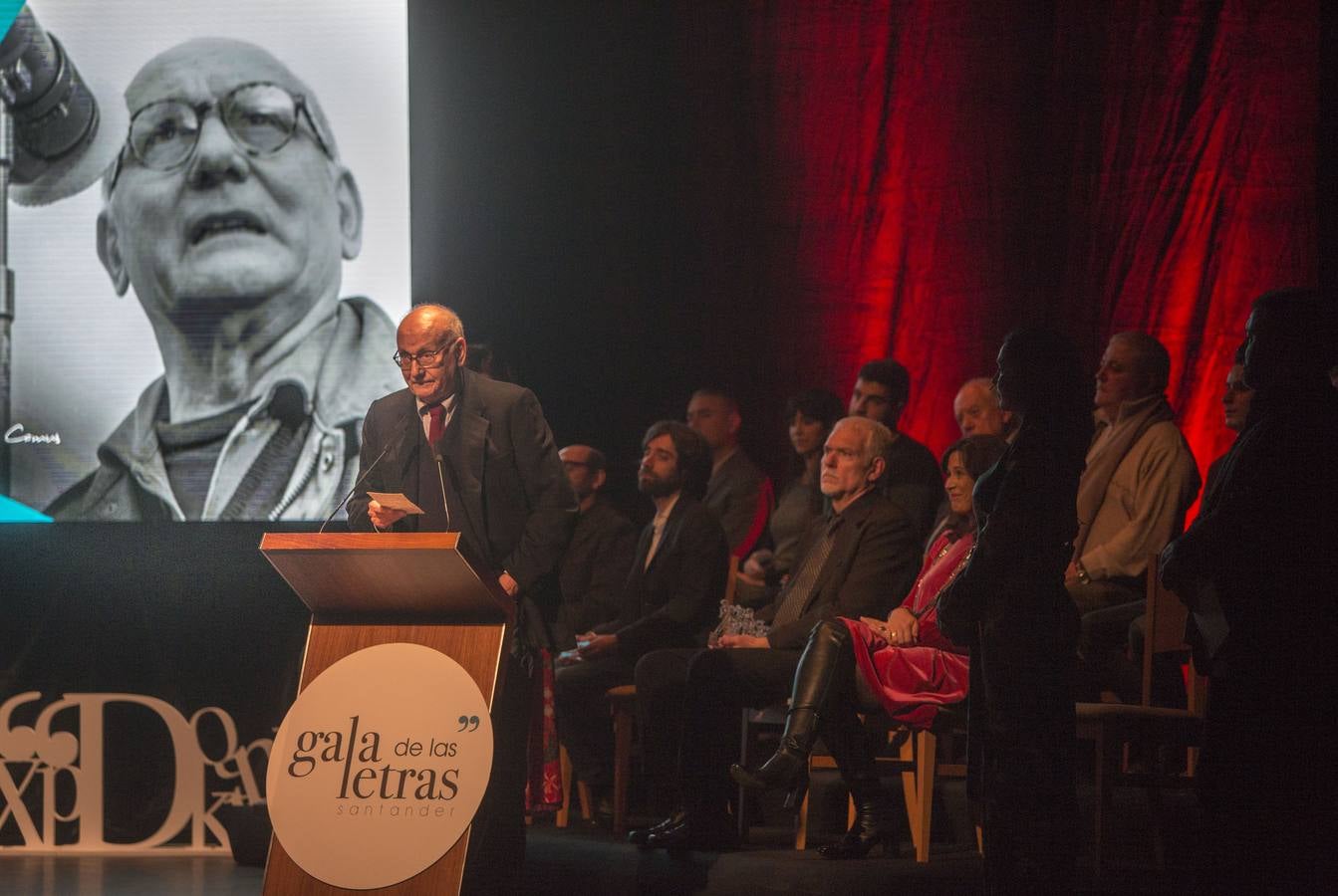 Santander ha reconocido este miércoles, en la III Gala de las Letras, al escritor Juan Gómez Bárcena y al cineasta Mario Camus, que han recibido el Premio de las Letras Ciudad de Santander y el Premio Honorífico, respectivamente.