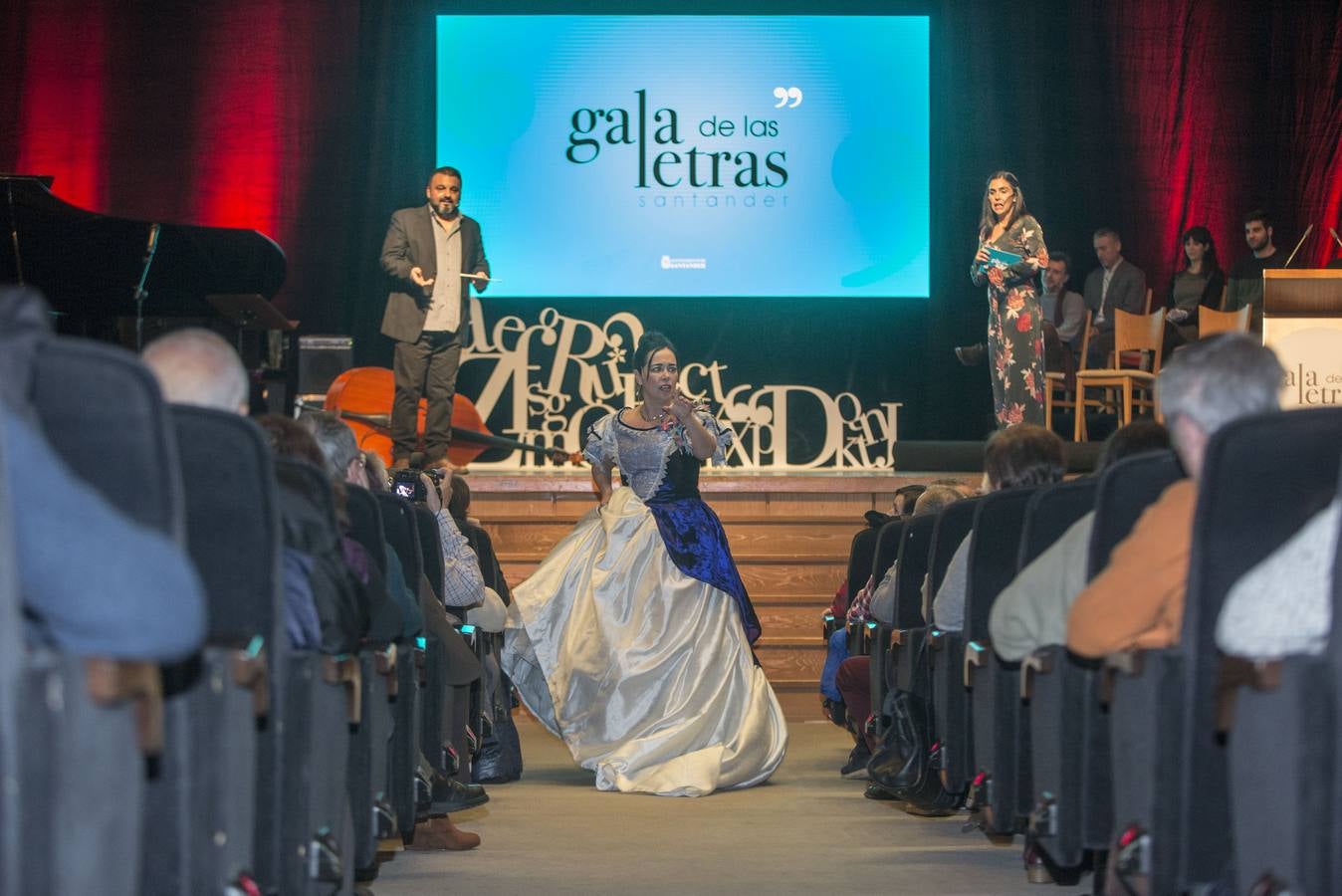 Santander ha reconocido este miércoles, en la III Gala de las Letras, al escritor Juan Gómez Bárcena y al cineasta Mario Camus, que han recibido el Premio de las Letras Ciudad de Santander y el Premio Honorífico, respectivamente.