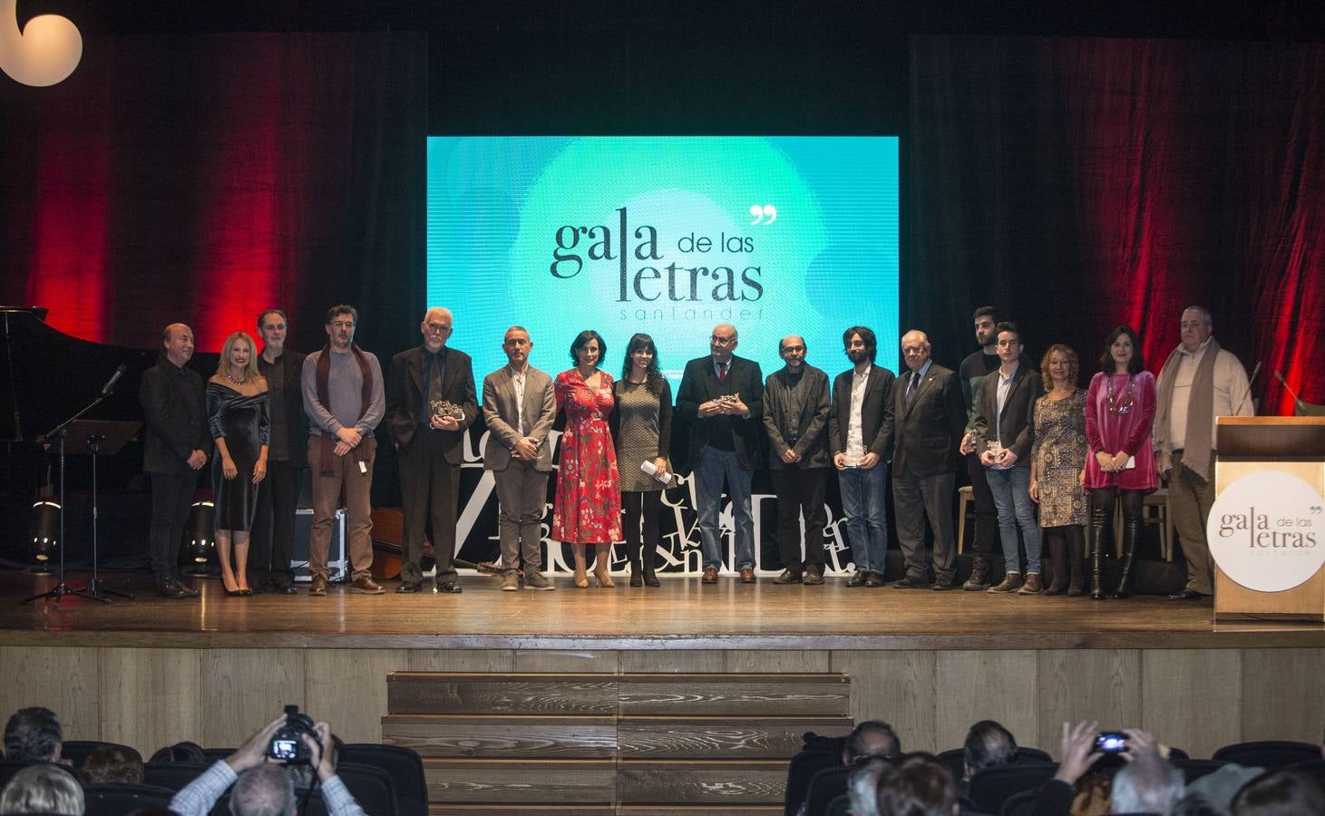 Santander ha reconocido este miércoles, en la III Gala de las Letras, al escritor Juan Gómez Bárcena y al cineasta Mario Camus, que han recibido el Premio de las Letras Ciudad de Santander y el Premio Honorífico, respectivamente.