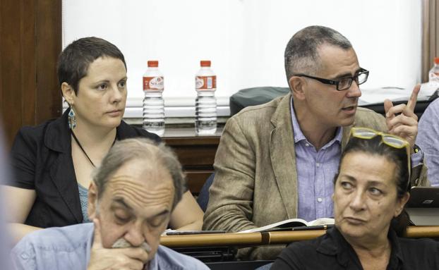 Yáñez-Barnuevo responde al cese de su auxiliar con una «demanda» contra César Díaz