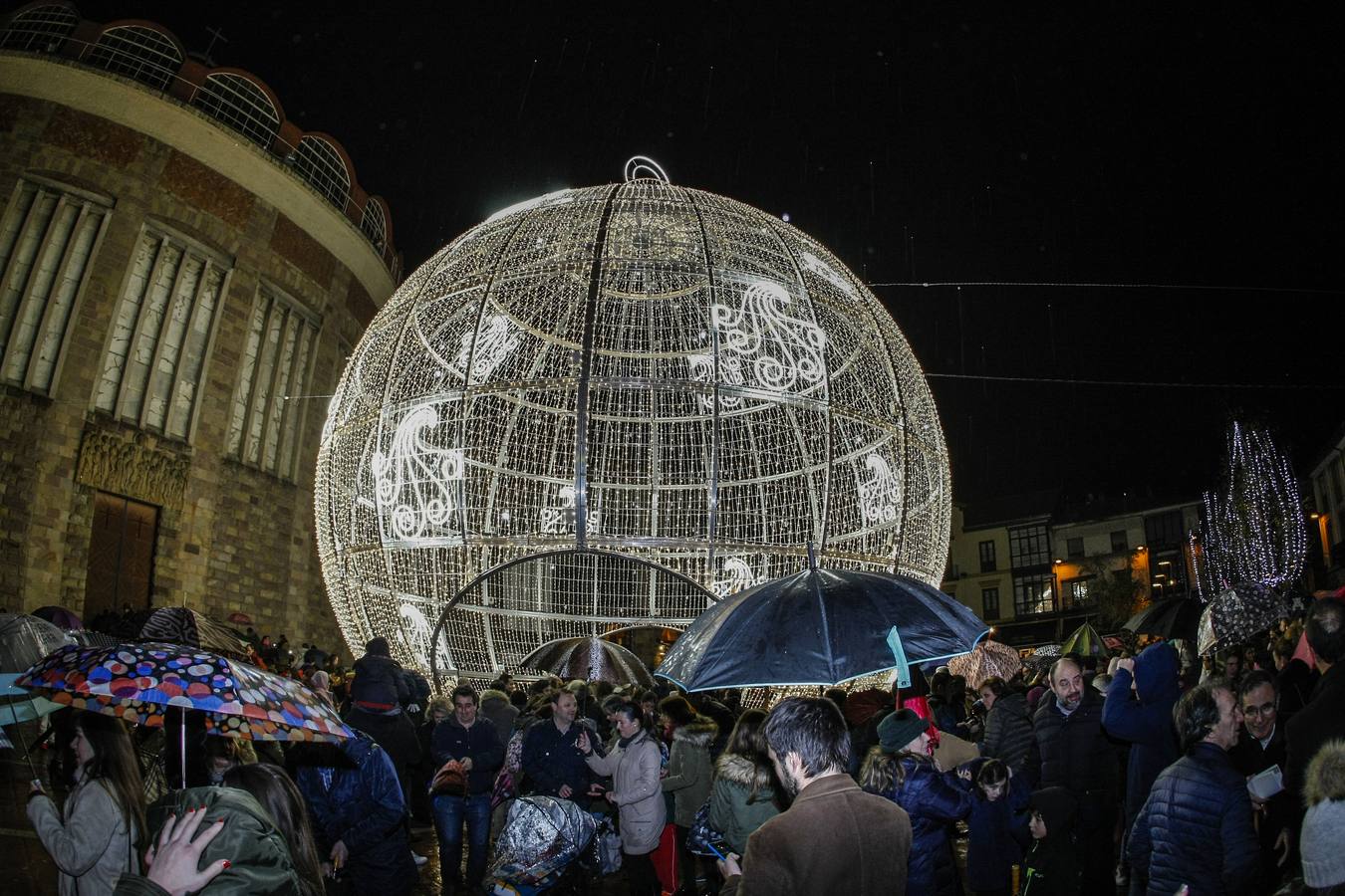 La bola ya ilumina Torrelavega