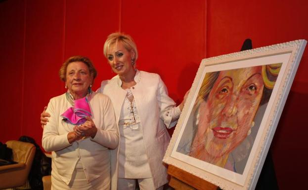 ‘Cuca la de Zafer’ recoge «orgullosa y emocionada» el premio Mujer Relevante