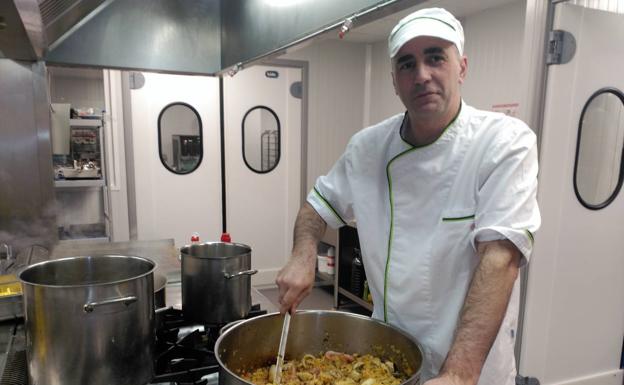 Juan Carlos Rivero, Formado en la Escuela de Cocina del IES Fuente Fresnedo de Laredo, lleva seis meses en la cocina del hospital, si bien anteriormente había trabajado dos años haciendo suplencias. Este cocinero se forjó en varios establecimientos de la villa pejina, pero la crudeza de los horarios y la búsqueda de una mayor calidad de vida le llevaron a buscar trabajo en el centro médico. En él recibe los menús muy detallados, siempre realizados por los dietistas de la empresa. Juan Carlos espera jubilarse en el hospital donde ha encontrado lo que le gusta. 