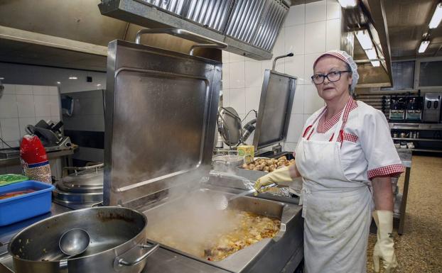 Rosi Floranes lo aprendió todo de la mano de la anterior cocinera del Asilo de Torrelavega, Lodi. En la residencia, Rosi lleva desde los 27 años y nunca ha tenido otra profesión. Es otra enamorada de su trabajo, que confiesa que es duro. Está casada y su único hijo la ha hecho abuela. En el Asilo de Torrelavega prepara comidas para los ancianos y los niños de la guardería. Dice que lo que más le gusta a los mayores son los guisos, el cocido montañés y las patatas «con cualquier cosa». No le gustaría cambiar de lugar de trabajo. Aquí está feliz, a pesar de la dureza del trabajo 