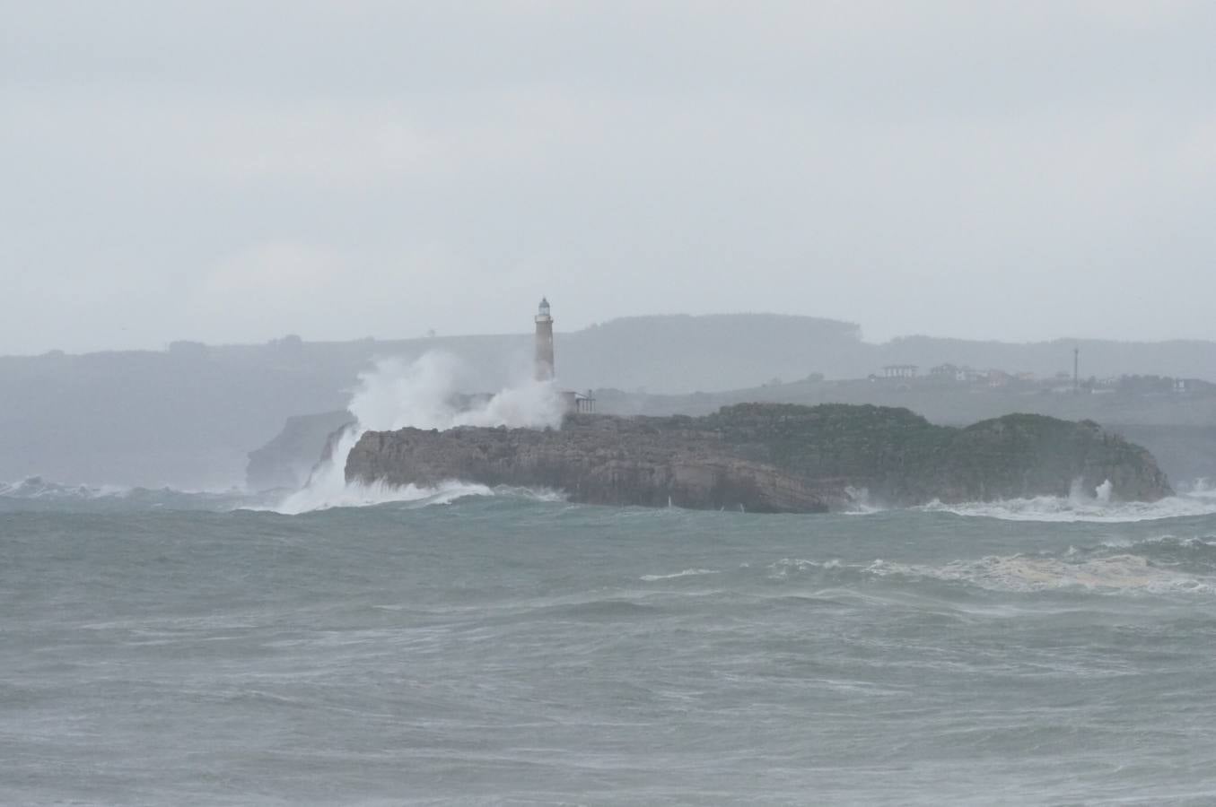 El mar se pone bravo en la costa cántabra