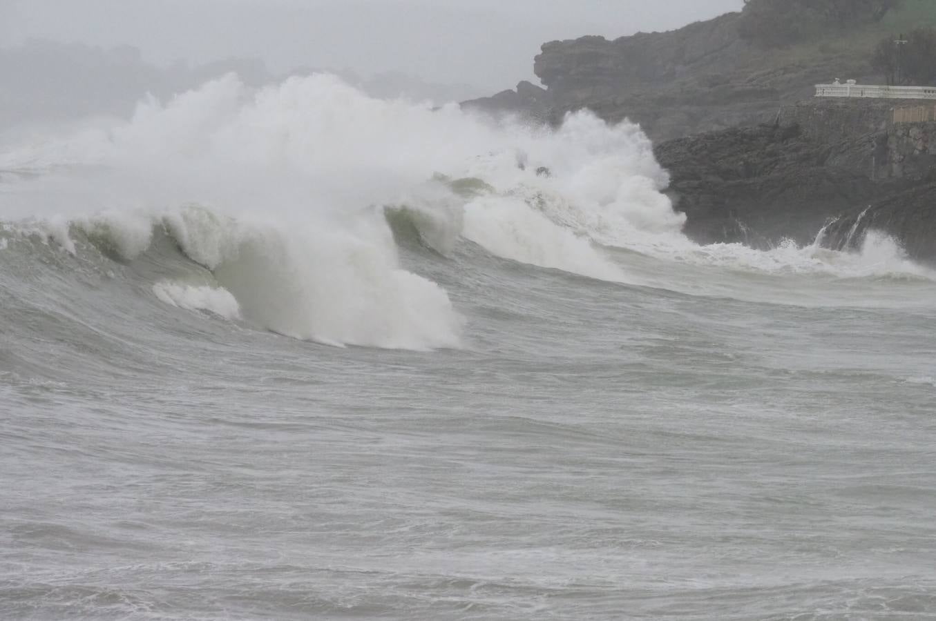 El mar se pone bravo en la costa cántabra