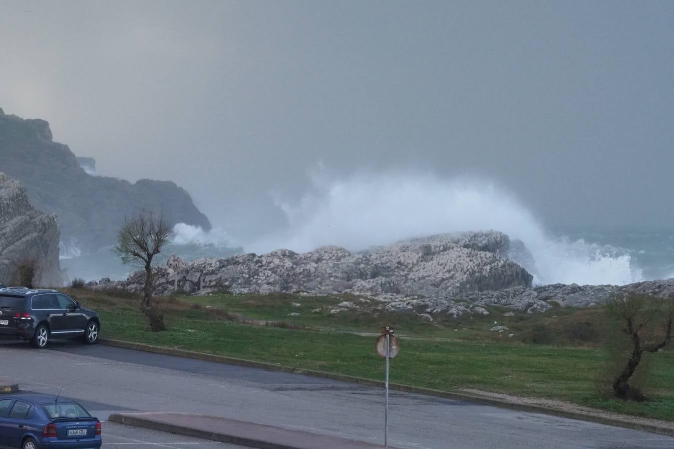 El mar se pone bravo en la costa cántabra