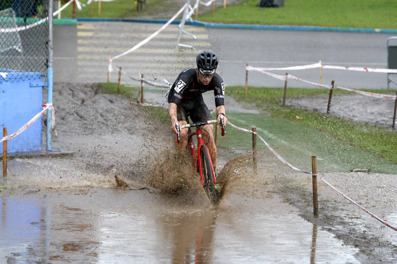 Unos 200 deportistas de toda la región tomaron parte de la cuarta edición del Campeonato de Cantabria de Ciclocross. Un circuito de 3 kilómetros de longitud entre el entorno del velódromo Óscar Freire y la zona de 'El Patatal'