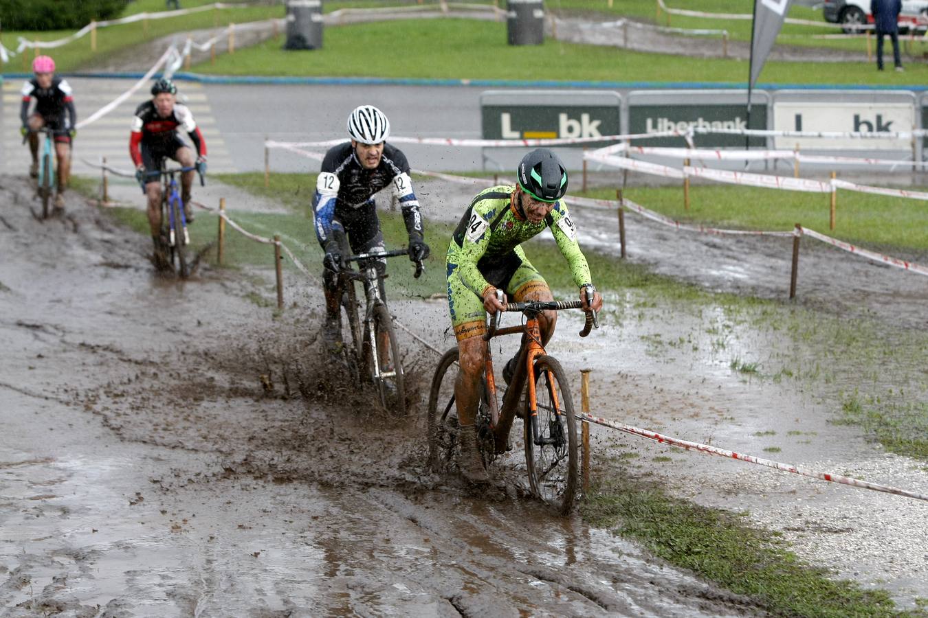 Unos 200 deportistas de toda la región tomaron parte de la cuarta edición del Campeonato de Cantabria de Ciclocross. Un circuito de 3 kilómetros de longitud entre el entorno del velódromo Óscar Freire y la zona de 'El Patatal'