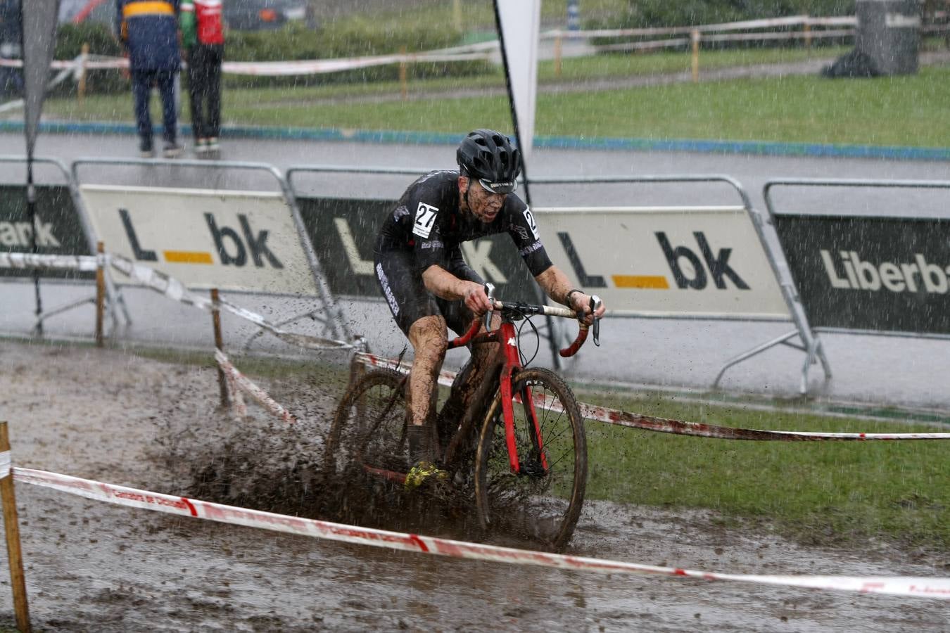 Unos 200 deportistas de toda la región tomaron parte de la cuarta edición del Campeonato de Cantabria de Ciclocross. Un circuito de 3 kilómetros de longitud entre el entorno del velódromo Óscar Freire y la zona de 'El Patatal'